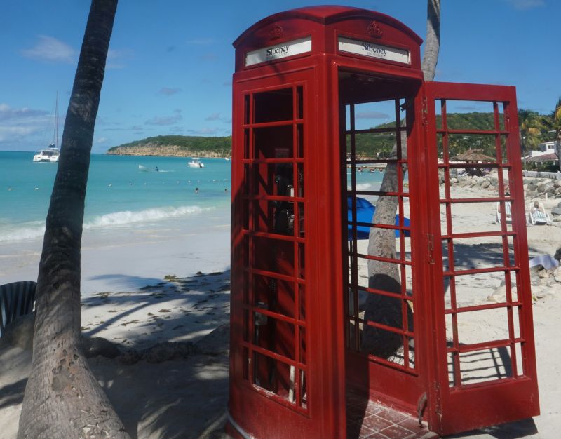 Die berühmte Telefonzelle am Dickinson Bay Beach