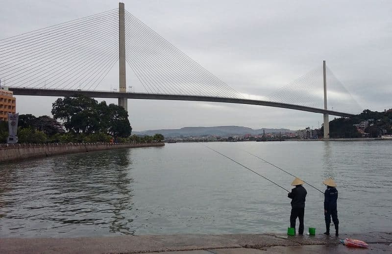 Ha Long auf eigene Faust über die große Brücke