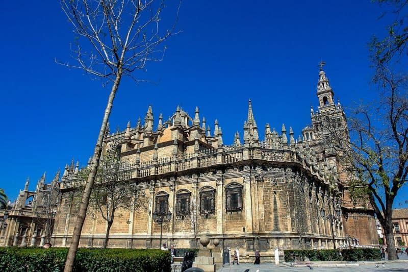 Die riesige Kathedrale mit der Giralda