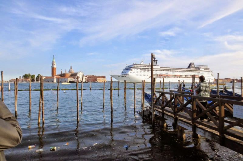 Kreuzfahrtschiff passiert den Markusplatz in Venedig