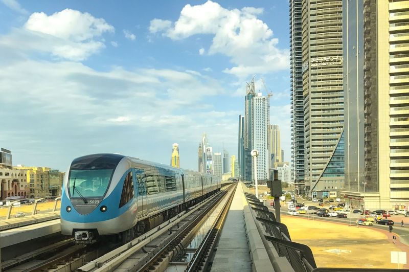 Dubai Metro an der Sheikh Zayed Road