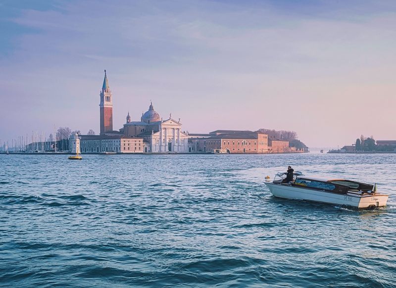 In Venedig auf eigene Faust mit einem Wassertaxi zum Hotel fahren