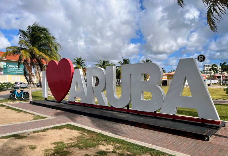 Ein beliebtes Fotomotiv ist das I Love Aruba-Sign
