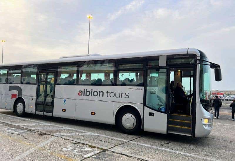 Ein kostenloser Shuttlebus fährt zum Cruise Terminal