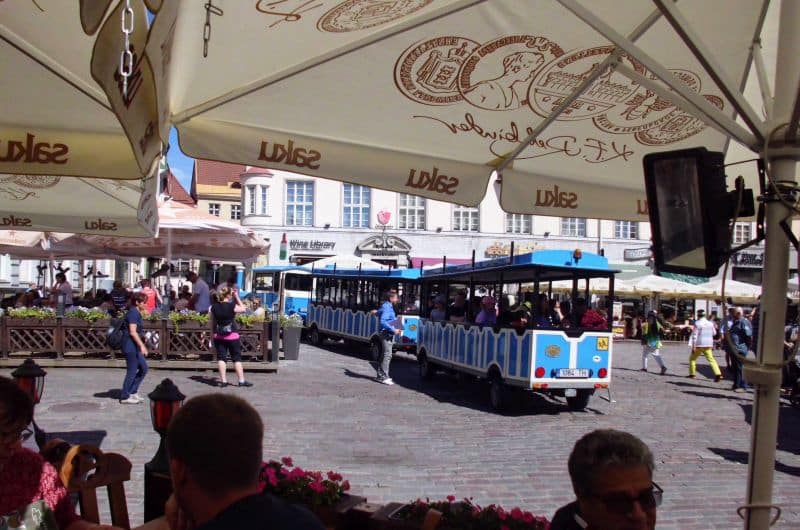 Tallinn auf eigene Faust mit einer Bimmelbahn erkunden