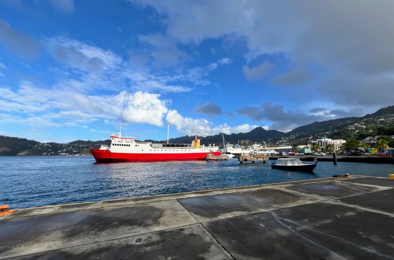 Die Fähren nach Bequia starten neben dem Kreuzfahrthafen