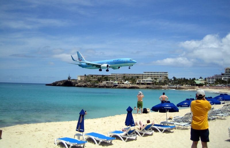 Flugzeug landet über dem Maho Beach