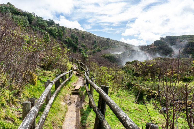 Rundweg aus Holz in Furnas do Enxofre auf Terceira