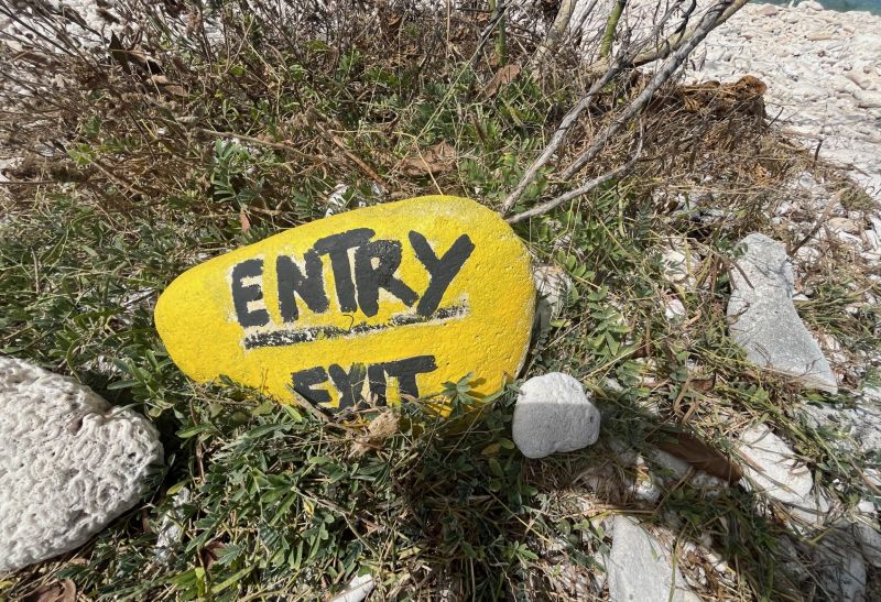 Gelbe Steine markieren die Einstiegsstellen für Taucher auf Bonaire
