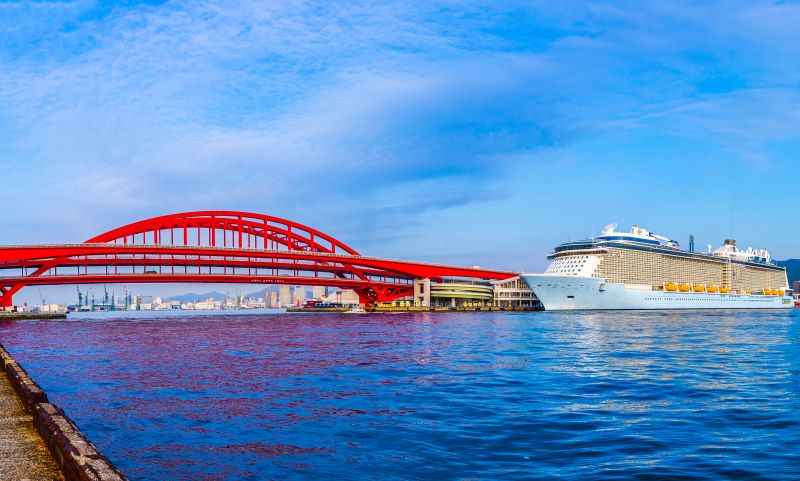 Große Kreuzfahrtschiffe liegen an der roten Kobe Bridge