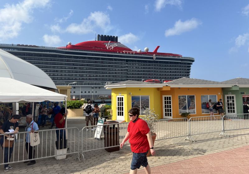 Große Kreuzfahrtschiffe machen am Mega Cruise Terminal fest
