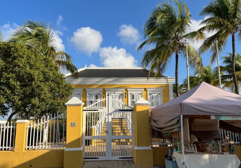 Herrenhaus aus der Kolonialzeit am Wilhelmina Park in Kralendyk (Bonaire)