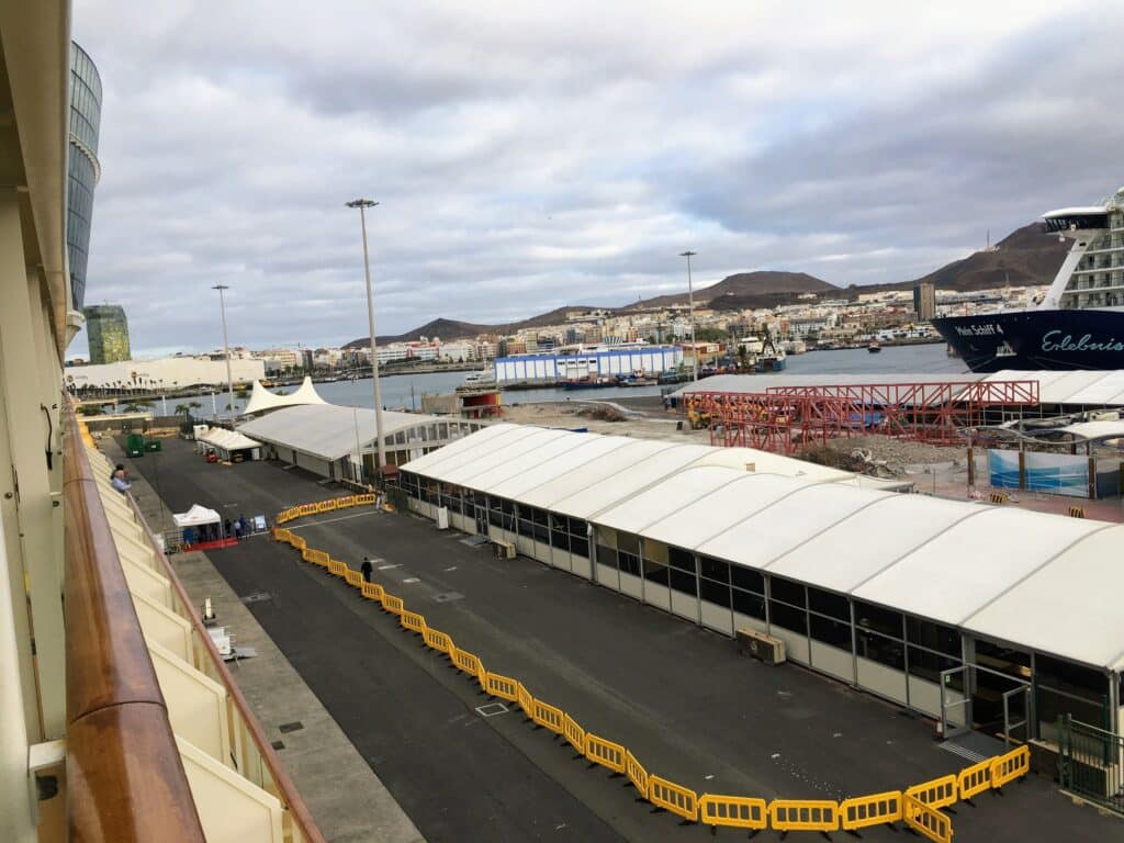 Zelte ersetzen das Terminal während der Bauphase