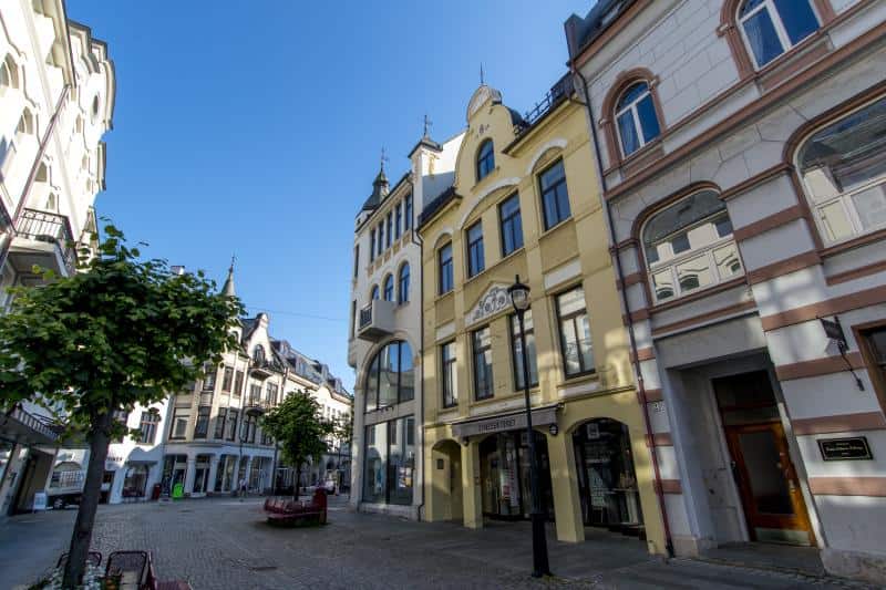 Im Jugendstilviertel in Alesund auf eigene Faust spazierengehen