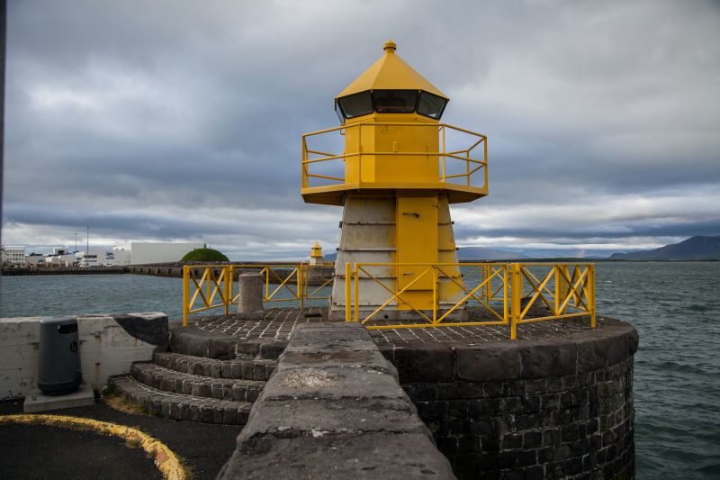 Ingólfsgarður Lighthouse und Þúfa im Hintergrund