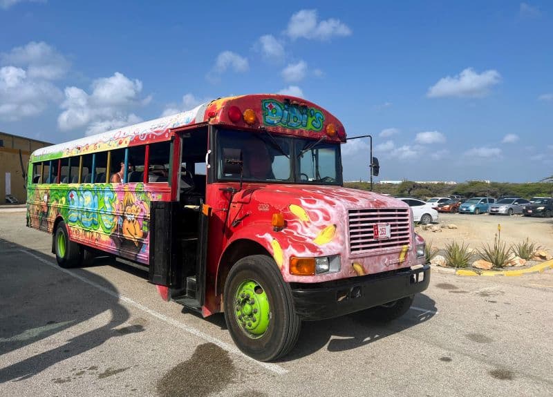 Aruba auf eigene Faust mit amerikanischen Schulbussen