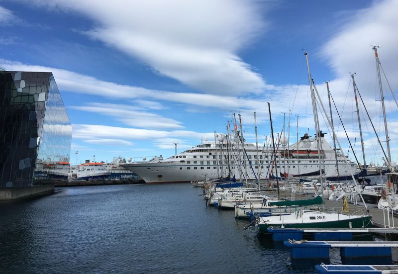 Kleine Kreuzfahrten legen im alten Hafen im Zentrum an