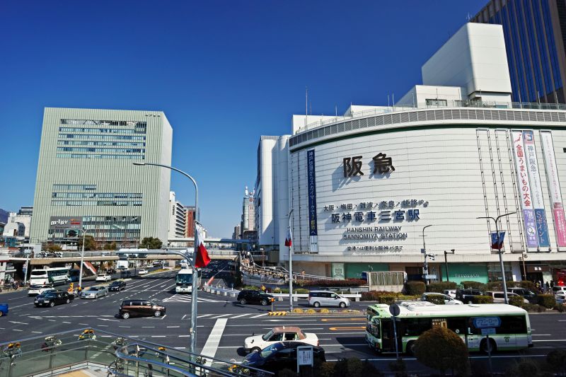 Kobe-Sannomiya Station ist der wichtigste Verkehrsknotenpunkt in Kobe