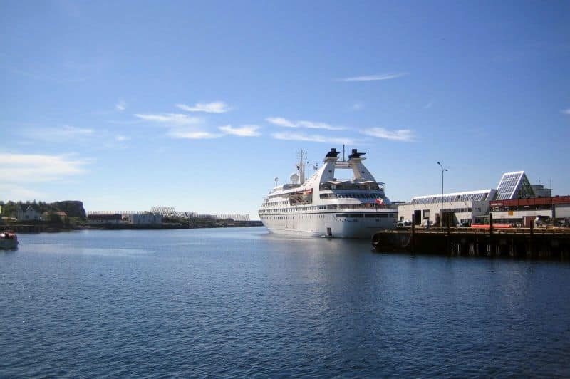 Kreuzfahrtschiff in Svolvær