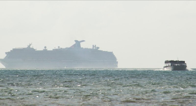 Kreuzfahrtschiff und Tender vor der Küste