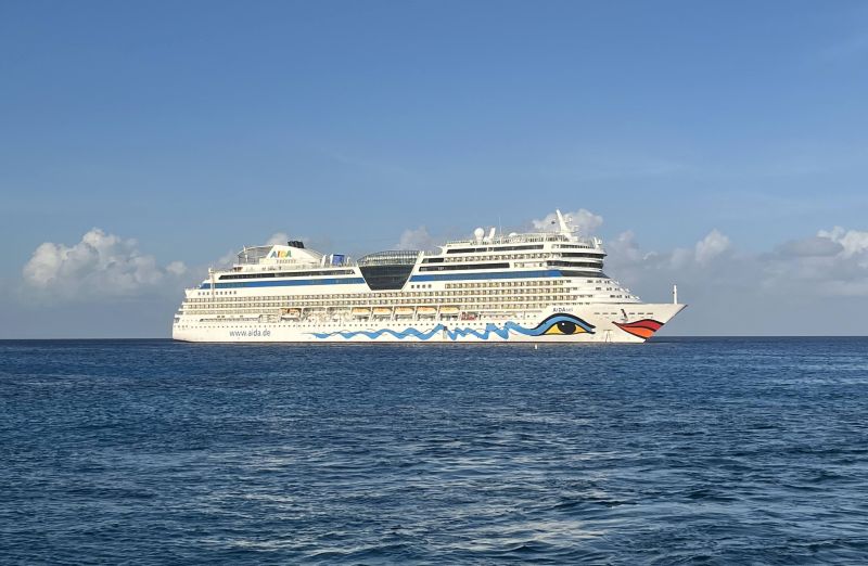 Kreuzfahrtschiffe ankern und tendern