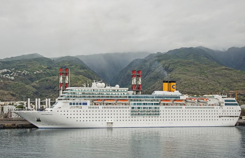 Kreuzfahrtschiffe liegen im Industriehafen von Le Port