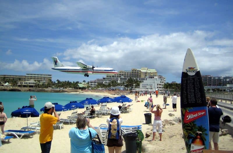 Ein Flugzeug landet dicht über dem Maho Beach