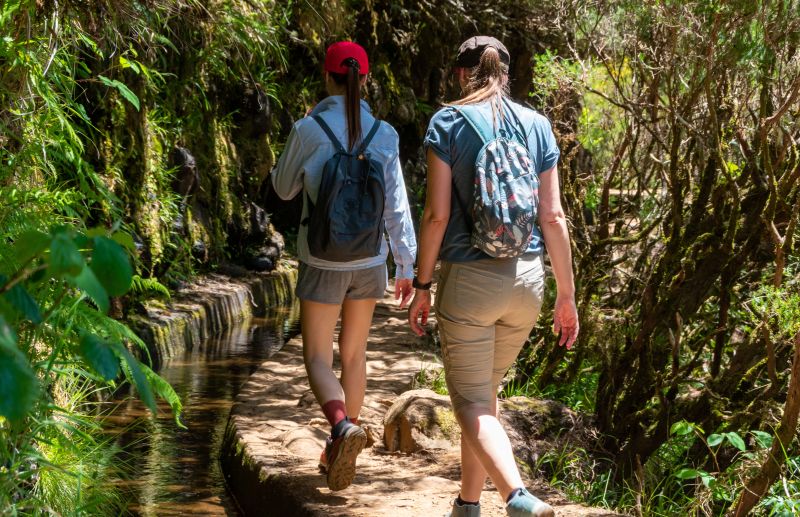 Zwei Frauen auf einer Levadawanderung auf Madeira