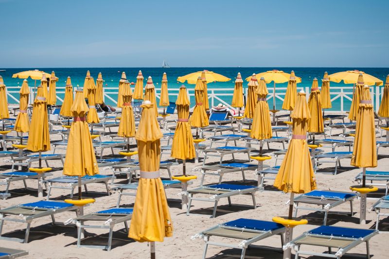 Liegen und Schirme am Mondello Strand