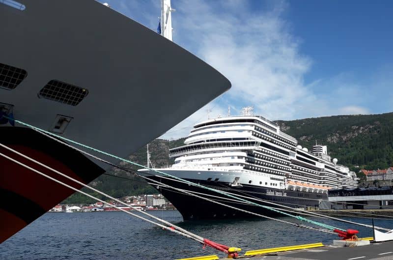 AIDAsol in Skolten und die Koningsdam (HAL) in Bontelabo