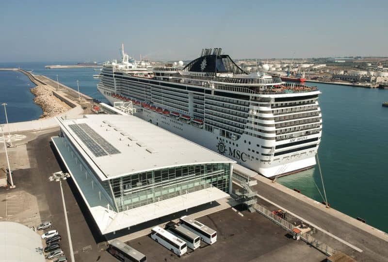 MSC Divina an Liegeplatz 12B