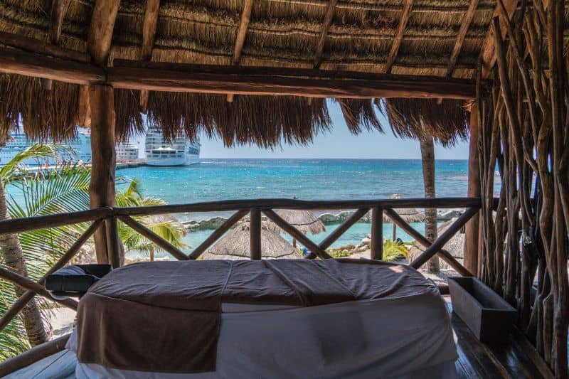 Massage mit Blick auf die Schiffe