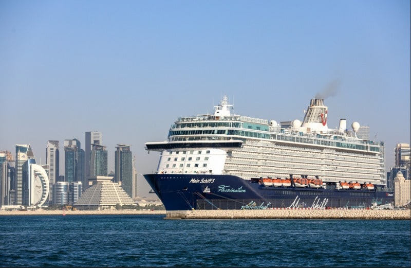 Mein Schiff 5 vor der Skyline von Doha