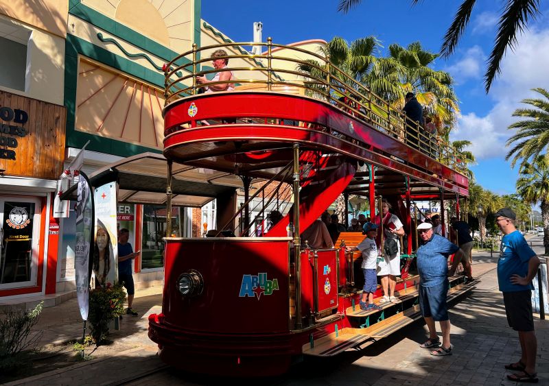 Mit dem Downtown Trolley in Oranjestad