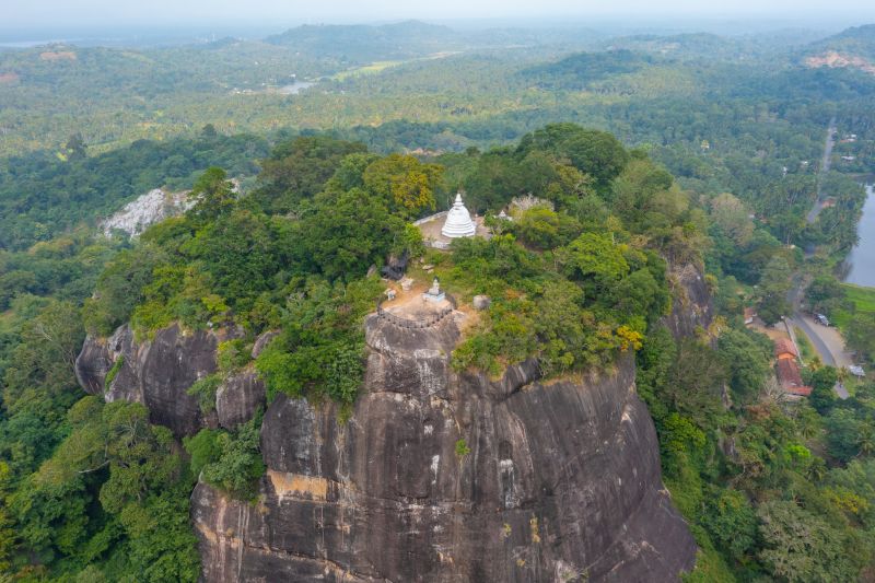 Luftbild des Mulkirigala Felsentempels in Sri Lanka