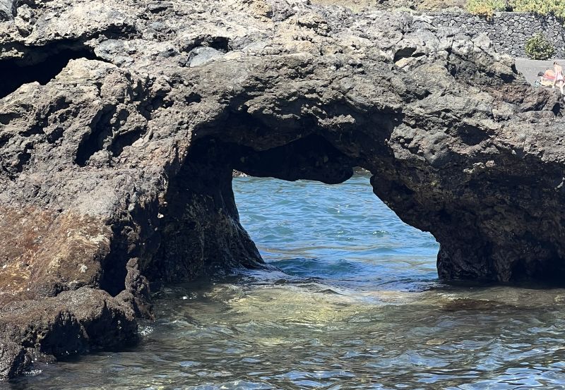 Natürliche Felsformationen schützen die Playa de los Cancajos