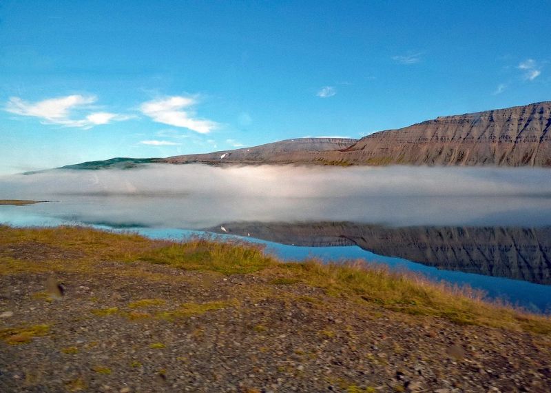 Noch hält sich der Nebel über dem Fjord