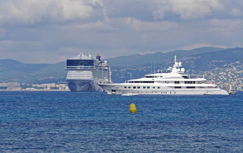 Norwegian Epic ankert vor Cannes