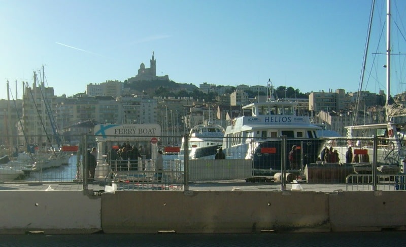 Notre Dame de la Garde thront über der Stadt