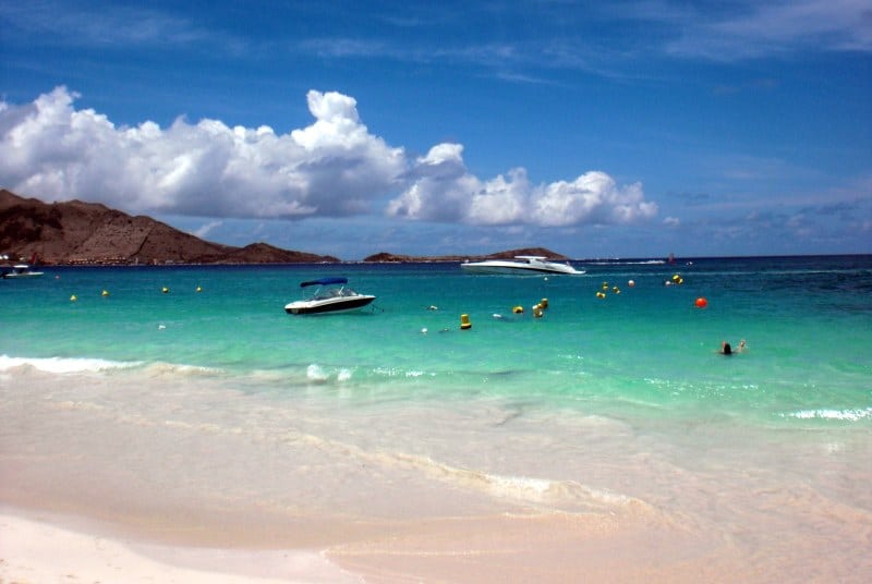 Der Orient Bay Beach ist ein beliebter Strand für Landausflüge auf St. Maarten