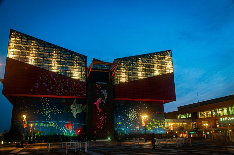 Das beleuchtetet Osaka Aquarium Kaiyukan am Abend