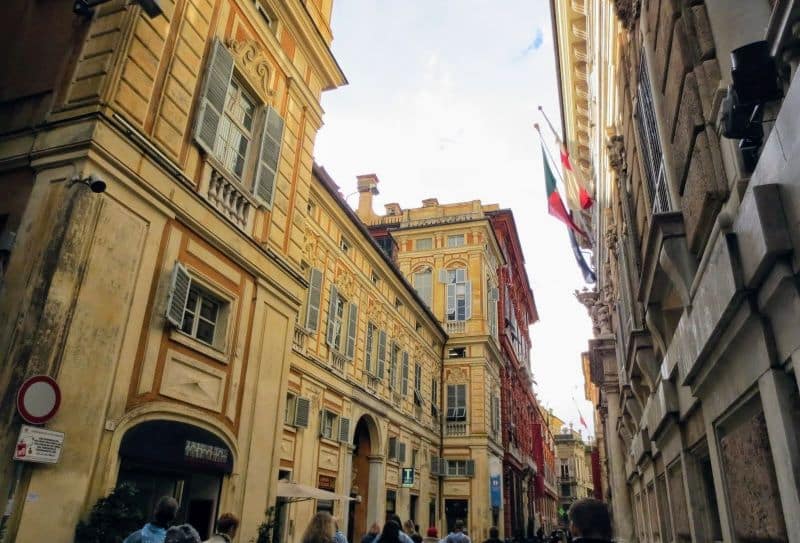 Palazzi in der Via Garibaldi in Genua auf eigene Faust besichtigen