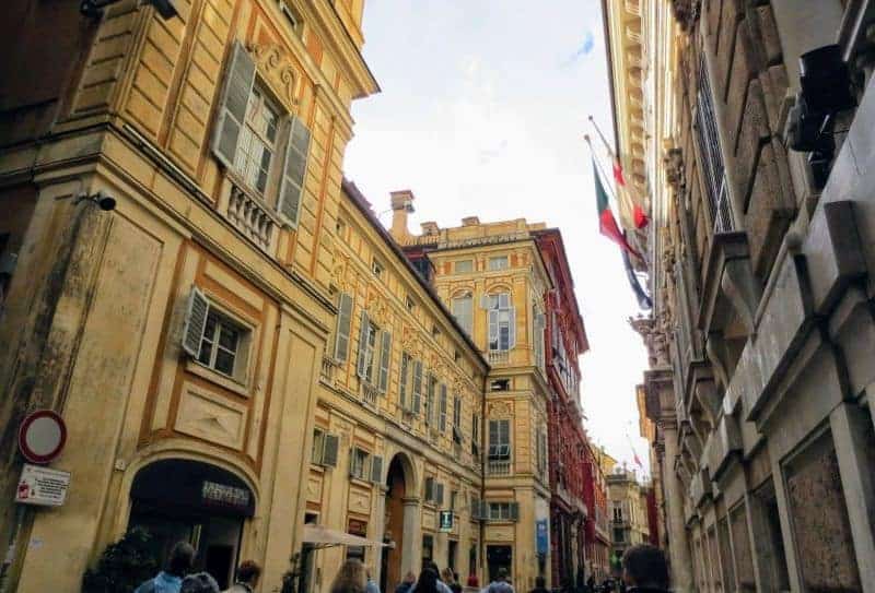 Palazzi in der Via Garibaldi in Genua auf eigene Faust besichtigen