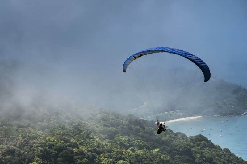 Paraglider starten auf der Halbinsel Mui Da Nang