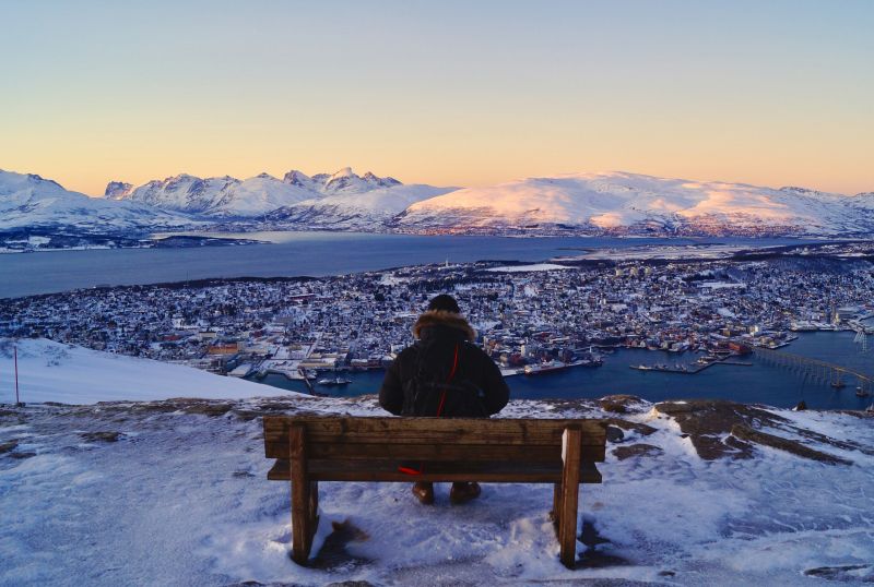 Pause auf dem Hausberg Storsteinen mit Blick über die Stadt