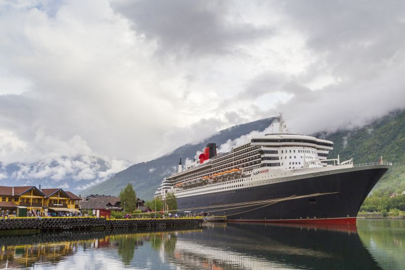 Queen Mary 2 in Flam