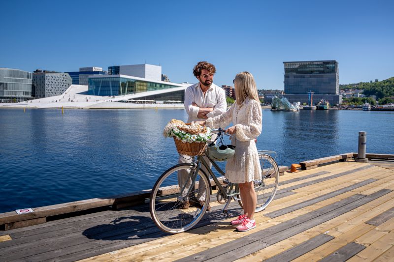 Radfahrer an der Hafenpromenade