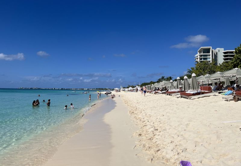 Seven Mile Beach beim Bonny Moon Beach Club