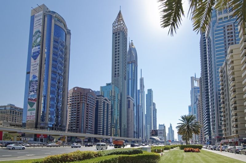 Die Sheikh Zayed Road ist die größte und bekannteste Straße Dubais.