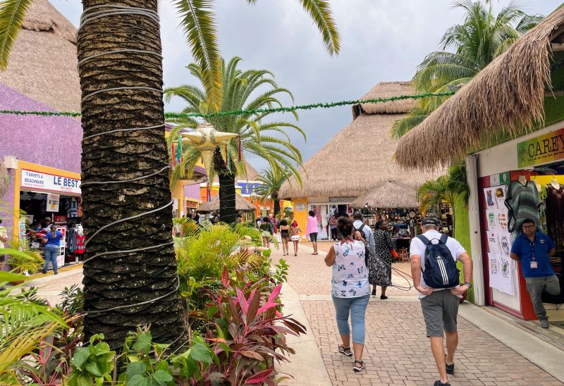 Shopping im Puerta Maya Cruise Center